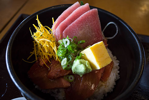 <マグロ丼>