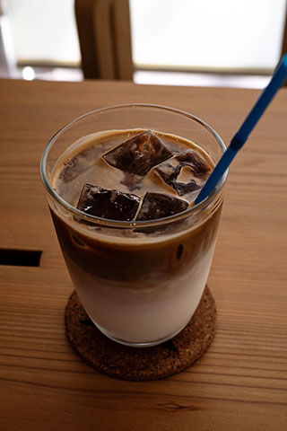 <アイスカフェラテ>