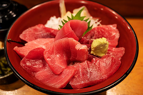 <マグロ丼>