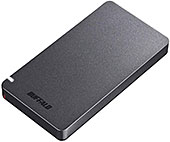 ＜BUFFALO USB3.2Gen2 ポータブルSSD 960GB 名刺サイズ 読込速度530MB/s 日本製 PS4(メーカー動作確認済) 耐衝撃・コネクター保護機構 ブラック SSD-PGM960U3-B/N＞