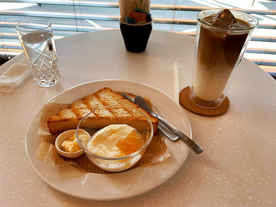 <モーニングセットは「バタートースト&ヨーグルト」>
