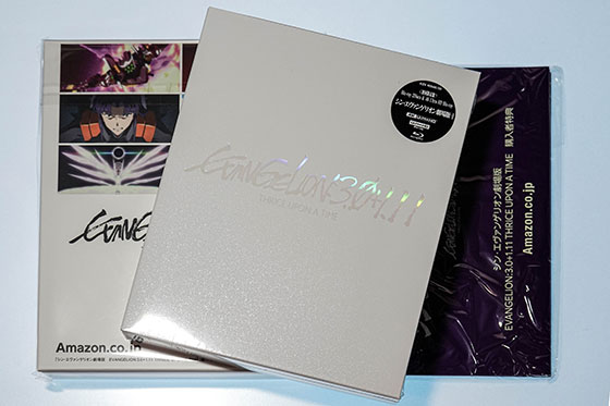 ＜【Amazon.co.jp限定】シン・エヴァンゲリオン劇場版　EVANGELION:3.0+1.11 THRICE UPON A TIME <初回限定版>(Blu-ray+4K Ultra HD Blu-ray)(三方背BOX＆台紙付きポストカードセット（場面写真使用）付き） [Blu-ray]＞