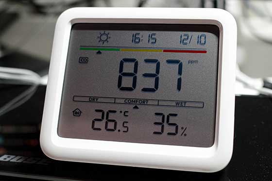 ＜【冬の換気・乾燥対策】SwitchBot CO2センサー 二酸化炭素濃度計 温湿度計 アラーム - スイッチボット デジタル 大画面 高精度 CO2測定器 快適指数 天気予報 時計 卓上 カレンダー スマホ連動 アラート通知 グラフ記録 スマートホーム Alexa Google Home Siriに対応＞